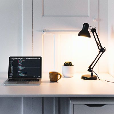 En bordslampa på skrivbordet kan både ge bra arbetsbelysning och vara en dekorativ detalj i din inredning.