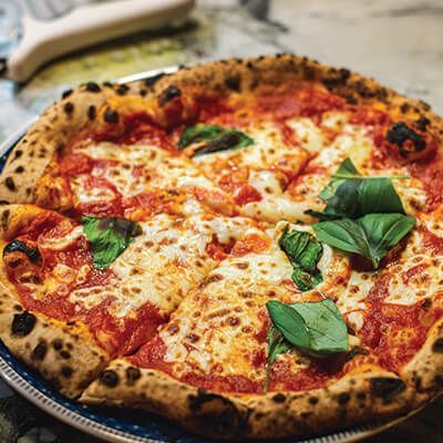 pizza med tomatsås, ost och basilika