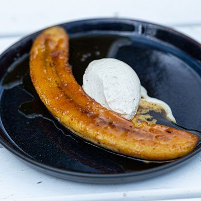 Niklas Ekstedts flamberade banan med vaniljglass