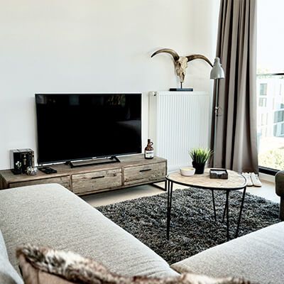möblera med tv, som här på tv-bänk framför soffan