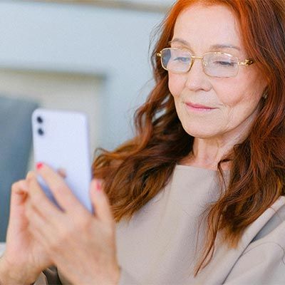 äldre person med mobil
