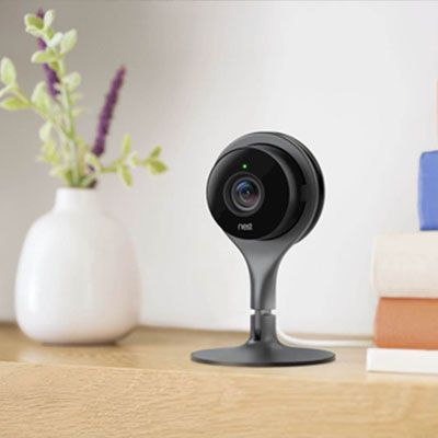 Håll koll på hemmet med en smart övervakningskamera. 