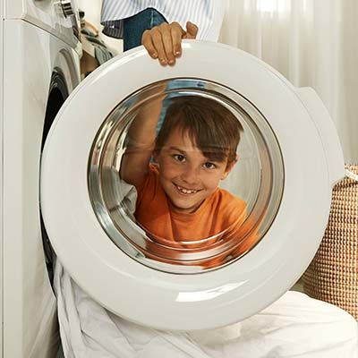 barn i en tvättstuga för att klura ut vad tvättsymbolerna betyder 